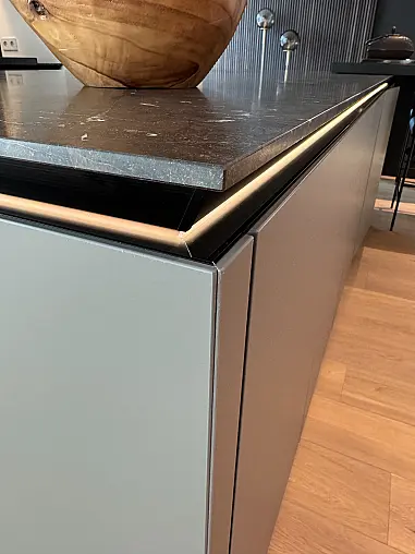 Designküche mit Griffleiste schwarz matt eloxiert
