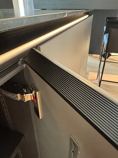 Designküche mit Griffleiste schwarz matt eloxiert