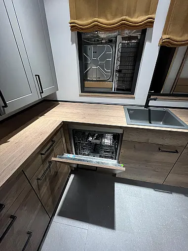 Exklusive Messeküche - Viel LED-Beleuchtungen - Rückwandverkleidungen - Anrichte mit kleinem Schreibtisch