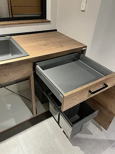 Exklusive Messeküche - Viel LED-Beleuchtungen - Rückwandverkleidungen - Anrichte mit kleinem Schreibtisch