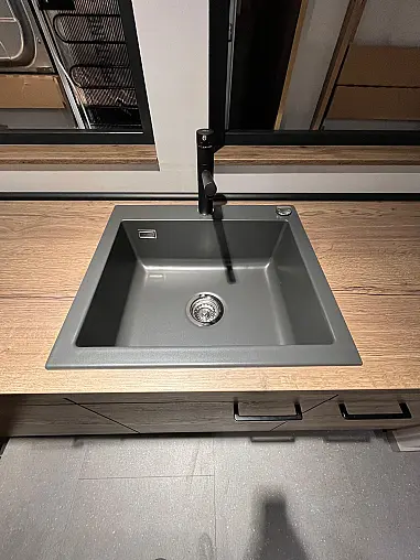 Exklusive Messeküche - Viel LED-Beleuchtungen - Rückwandverkleidungen - Anrichte mit kleinem Schreibtisch