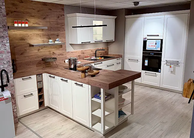 moderne Landhausküche T- Form mit 3 Stauraum/ Gerätehochschränken, inkl. Quooker + Cube