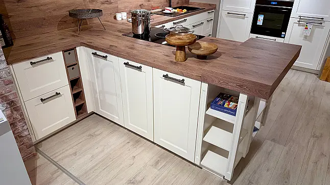 moderne Landhausküche T- Form mit 3 Stauraum/ Gerätehochschränken, inkl. Quooker + Cube