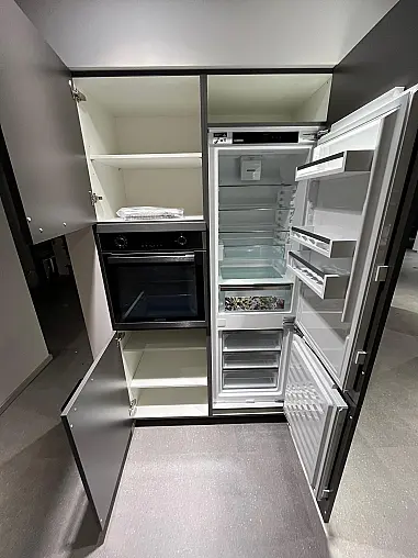 Exklusive Messeküche - Viel LED-Beleuchtungen - Rückwandverkleidungen - Anrichte mit kleinem Schreibtisch