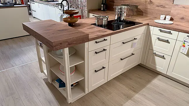 moderne Landhausküche T- Form mit 3 Stauraum/ Gerätehochschränken, inkl. Quooker + Cube