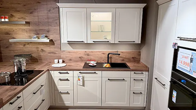 moderne Landhausküche T- Form mit 3 Stauraum/ Gerätehochschränken, inkl. Quooker + Cube