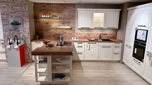 moderne Landhausküche T- Form mit 3 Stauraum/ Gerätehochschränken, inkl. Quooker + Cube