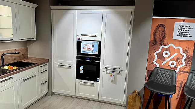 moderne Landhausküche T- Form mit 3 Stauraum/ Gerätehochschränken, inkl. Quooker + Cube
