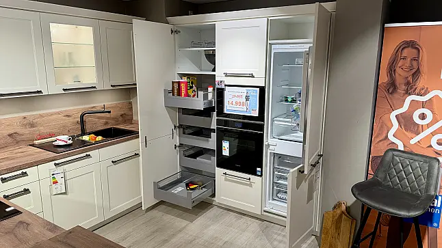 moderne Landhausküche T- Form mit 3 Stauraum/ Gerätehochschränken, inkl. Quooker + Cube