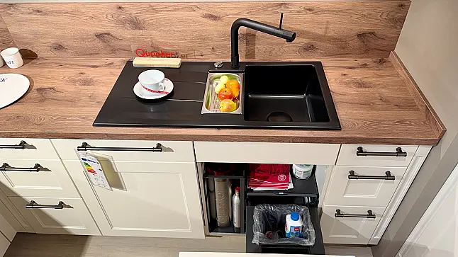 moderne Landhausküche T- Form mit 3 Stauraum/ Gerätehochschränken, inkl. Quooker + Cube