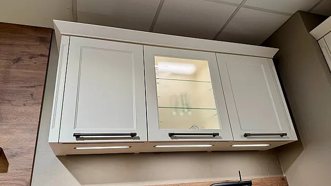 moderne Landhausküche T- Form mit 3 Stauraum/ Gerätehochschränken, inkl. Quooker + Cube