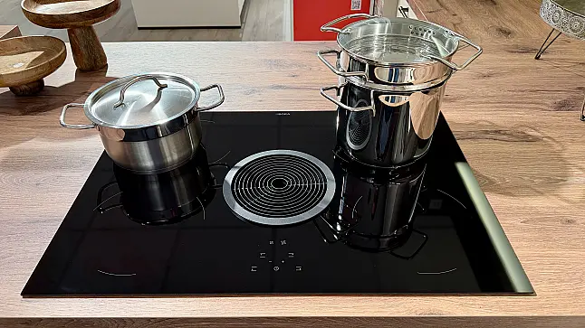 moderne Landhausküche T- Form mit 3 Stauraum/ Gerätehochschränken, inkl. Quooker + Cube
