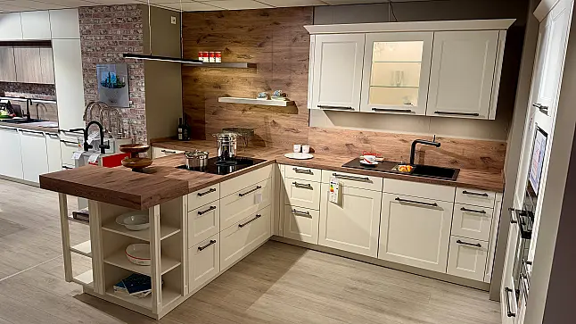 moderne Landhausküche T- Form mit 3 Stauraum/ Gerätehochschränken, inkl. Quooker + Cube