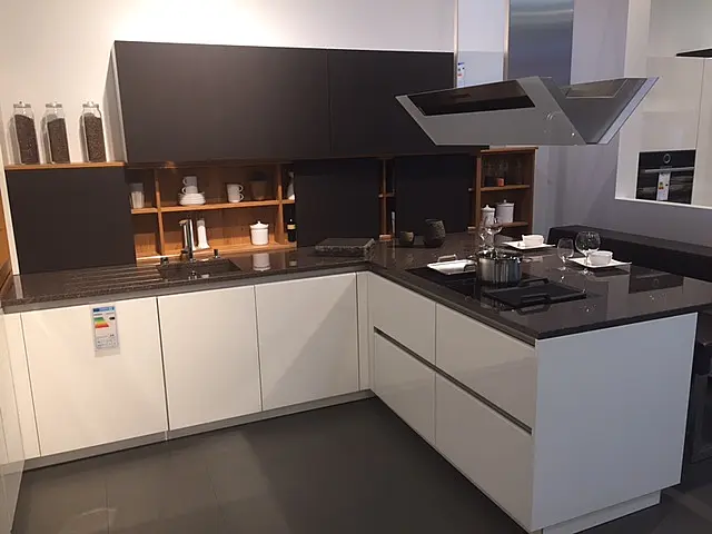 Glas trifft Holz und Leder