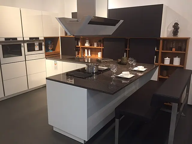 Glas trifft Holz und Leder