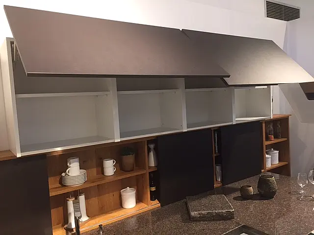Glas trifft Holz und Leder