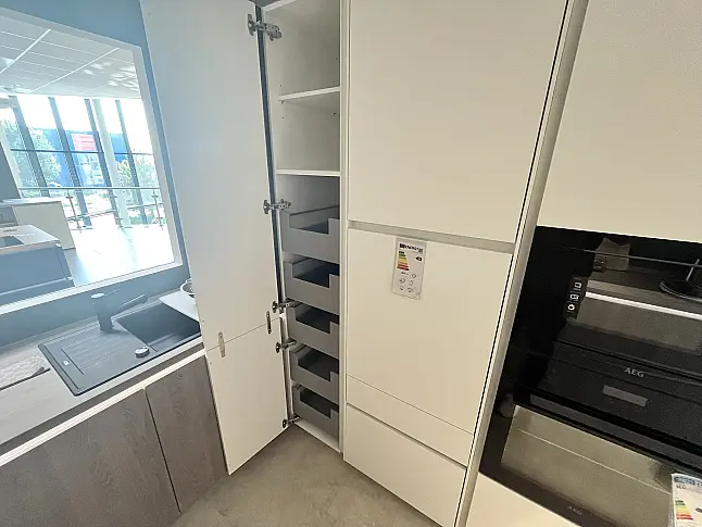 Musterküche in U-Form, weiß matt lackiert, abgesetzt mit Holz in Eiche Bergamo Nachbildung. Viele weitere Highlights finden Sie in der Beschreibung