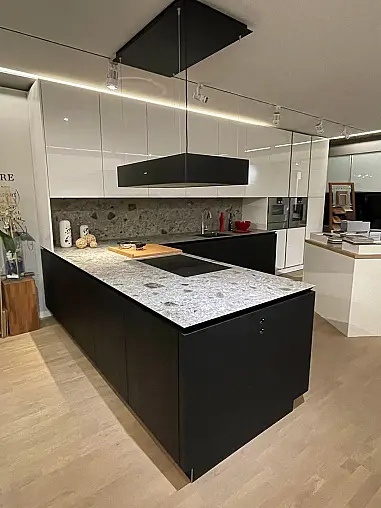moderne, deckenhohe Küche in weiß Hochglanz