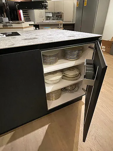 moderne, deckenhohe Küche in weiß Hochglanz