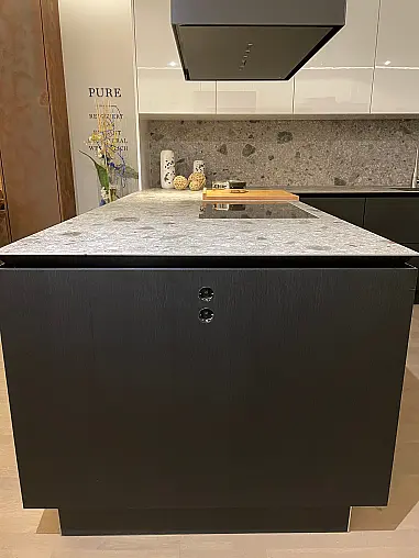 moderne, deckenhohe Küche in weiß Hochglanz