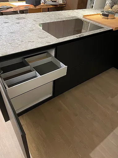 moderne, deckenhohe Küche in weiß Hochglanz