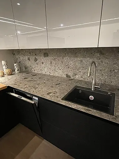 moderne, deckenhohe Küche in weiß Hochglanz