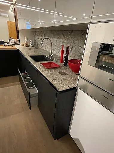 moderne, deckenhohe Küche in weiß Hochglanz