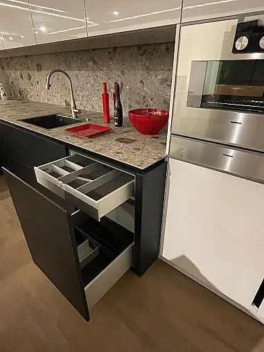 moderne, deckenhohe Küche in weiß Hochglanz