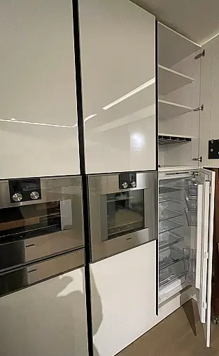 moderne, deckenhohe Küche in weiß Hochglanz