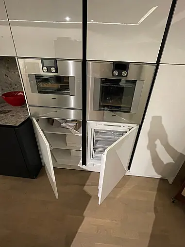 moderne, deckenhohe Küche in weiß Hochglanz