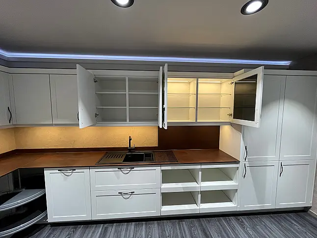 Exklusive Messeküche - Nordic Lack weiß matt - Landhaus - Luxus pur - Keramik-Arbeitsplatten
