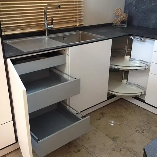 U-Form -Luxus Grifflose Küche -luftiges Design-