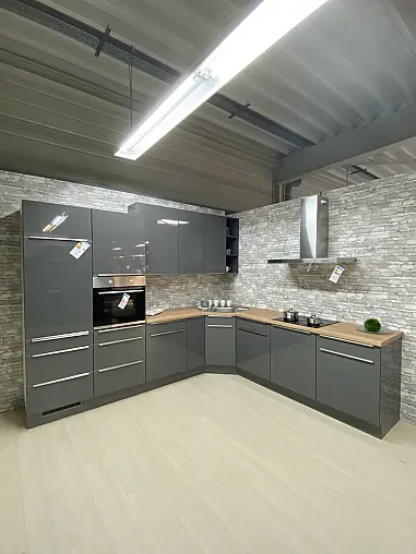 Große L-Küche in Quarzgrau Hochglanz und Eckspüle von Blanco