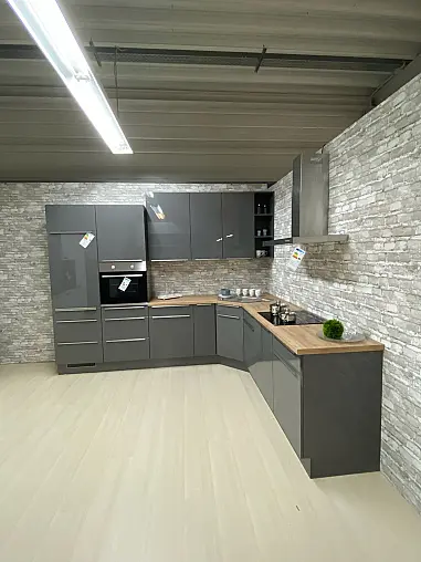 Große L-Küche in Quarzgrau Hochglanz und Eckspüle von Blanco