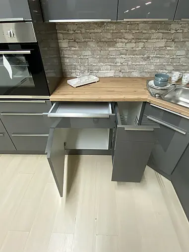 Große L-Küche in Quarzgrau Hochglanz und Eckspüle von Blanco
