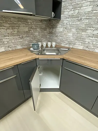 Große L-Küche in Quarzgrau Hochglanz und Eckspüle von Blanco