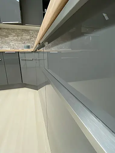 Große L-Küche in Quarzgrau Hochglanz und Eckspüle von Blanco