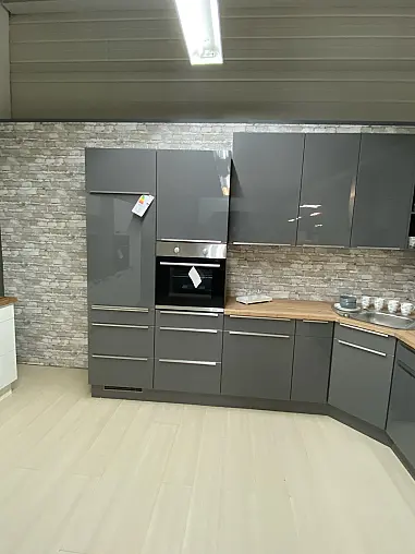 Große L-Küche in Quarzgrau Hochglanz und Eckspüle von Blanco