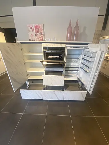 Carrara-Chic: Grifflose Designküche in edler Marmor-Optik