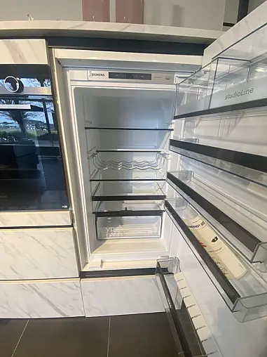 Carrara-Chic: Grifflose Designküche in edler Marmor-Optik