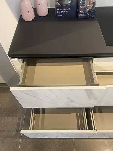 Carrara-Chic: Grifflose Designküche in edler Marmor-Optik