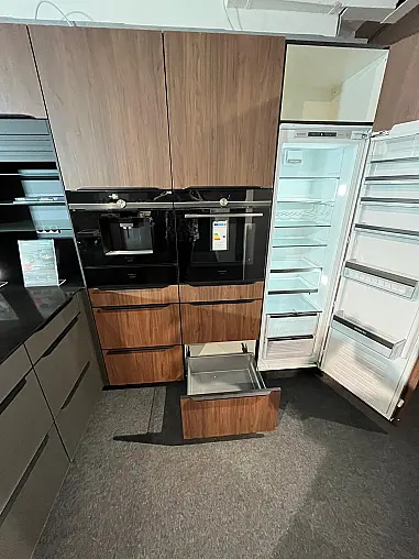 Exklusive Ausstellungsküche - Quarzstein-Arbeitsplatten - Quooker mit Sprudelwasser - Teuerste Front - LED-Beleuchtung - Siemens StudioLine Geräte
