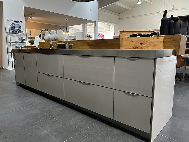 Betonoptik mit warmer Holztheke