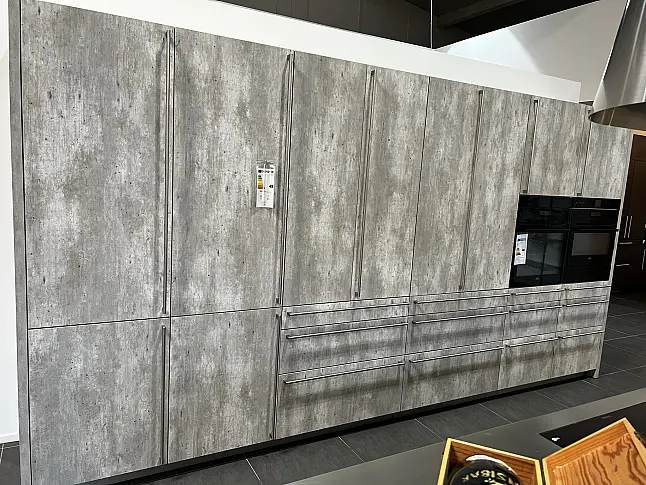 Betonoptik mit warmer Holztheke