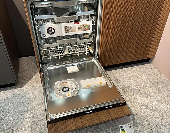 Designküche mit Miele-Geräten und hochwertiger Steinarbeitsplatte