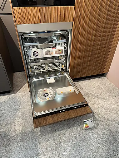 Designküche mit Miele-Geräten und hochwertiger Steinarbeitsplatte