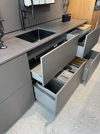 Designküche mit Miele-Geräten und hochwertiger Steinarbeitsplatte