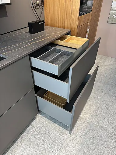 Designküche mit Miele-Geräten und hochwertiger Steinarbeitsplatte