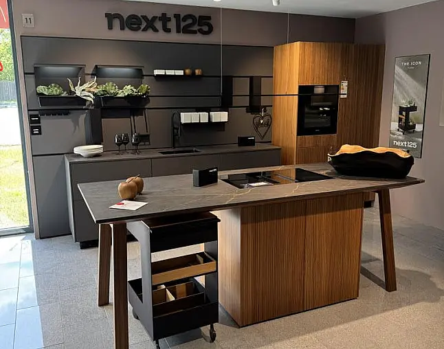 Designküche mit Miele-Geräten und hochwertiger Steinarbeitsplatte