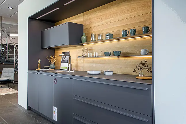 Carbongrau, Naturstein und Alpineiche – Urbane Eleganz mit markanter Materialität